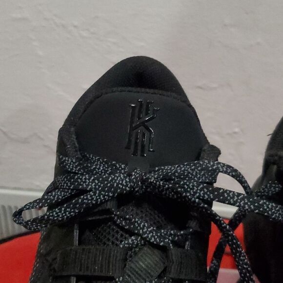Kyrie Flytrap 5 in Black Men's Size 10 - Picture 5 of 16